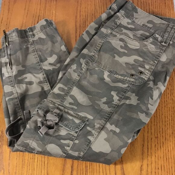 Style & Co sz 6 cropped camo pants w zipper EUC - Picture 5 of 5